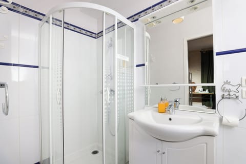 Room 4 : Pierre Paul Riquet, Balcony, The Castelnaudary Grand Bassin View | Bathroom | Shower, free toiletries, hair dryer, towels