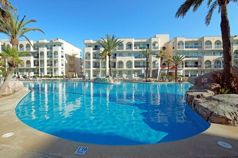 6 outdoor pools, open 10:00 AM to 6:00 PM, pool umbrellas, sun loungers