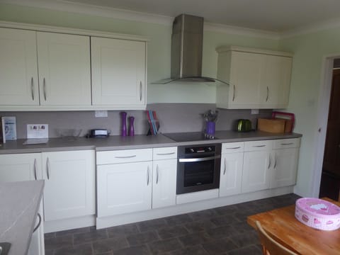 Cottage, 2 Bedrooms | Private kitchen | Full-size fridge, microwave, oven, stovetop