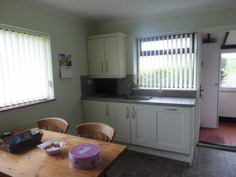 Cottage, 2 Bedrooms | Private kitchen | Full-size fridge, microwave, oven, stovetop