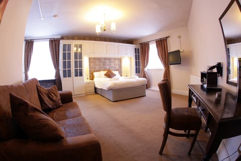 Family Room | Desk, iron/ironing board, free WiFi, bed sheets