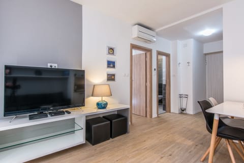 Apartment, 2 Bedrooms | Living room | 42-inch flat-screen TV with cable channels, TV