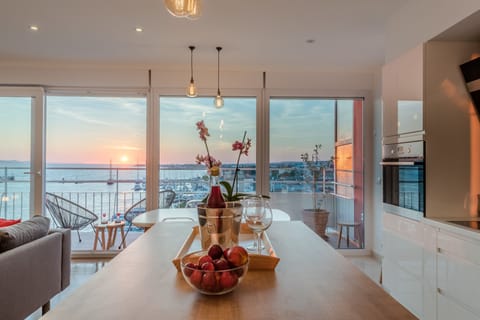 Panoramic Apartment, 2 Bedrooms, Sea View | In-room dining