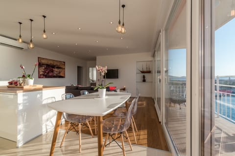 Panoramic Apartment, 2 Bedrooms, Sea View | In-room dining