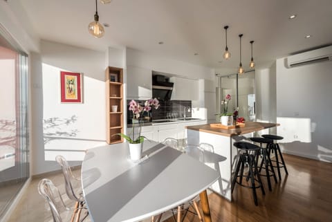 Panoramic Apartment, 2 Bedrooms, Sea View | In-room dining