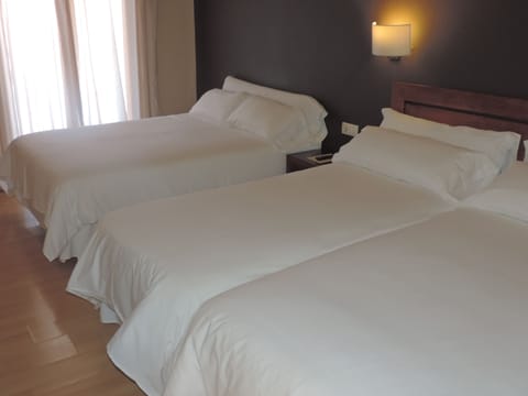 Standard Triple Room | Desk, free WiFi, bed sheets