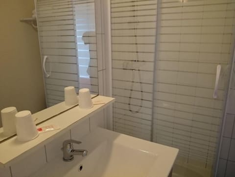 Basic Single Room | Bathroom | Shower, free toiletries, hair dryer, towels