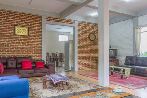 Family Room | Lobby sitting area