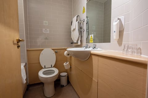 Standard Double Room | Bathroom | Bathtub, free toiletries, hair dryer, towels