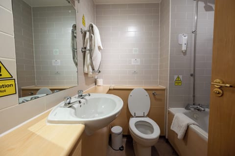 Twin Room | Bathroom | Bathtub, free toiletries, hair dryer, towels