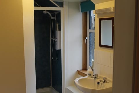 Double Room, Private Bathroom | Bathroom | Shower, hair dryer, towels