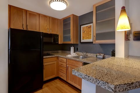 Full-size fridge, microwave, stovetop, dishwasher