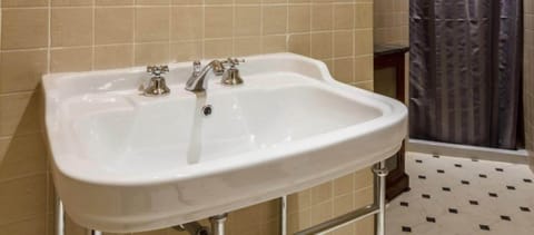 Deluxe Double Room, City View | Bathroom sink