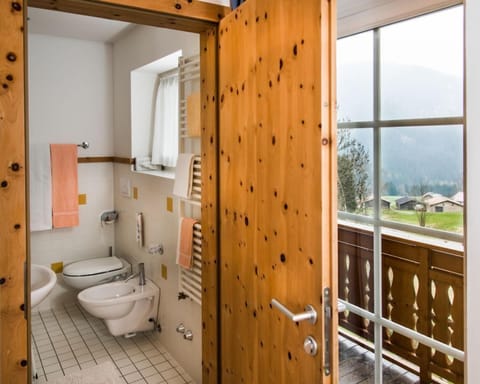 Shower, rainfall showerhead, free toiletries, hair dryer