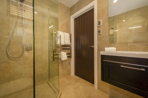 Kauri Suite | Bathroom | Shower, rainfall showerhead, free toiletries, hair dryer