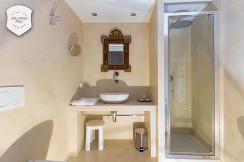 Suite | Bathroom | Shower, bidet, towels