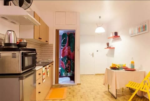 Apartment | Bathroom | Shower, free toiletries, hair dryer, towels