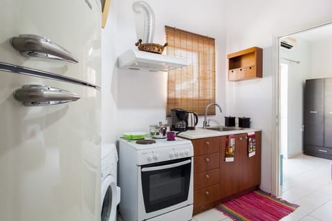 Apartment | Private kitchen | Full-size fridge, oven, stovetop, coffee/tea maker