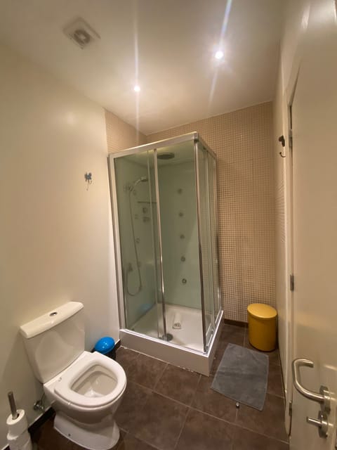 Superior Triple Room, Private Bathroom | Bathroom | Shower, rainfall showerhead, hair dryer