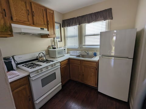 Executive Suite | Private kitchen | Fridge, microwave, coffee/tea maker, cookware/dishes/utensils