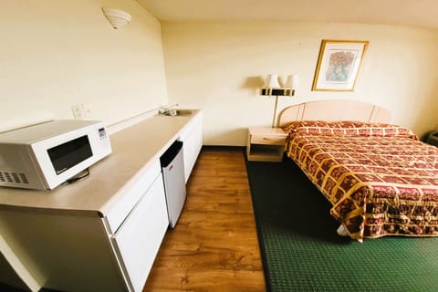 Room, 1 King Bed, Kitchenette | Desk, iron/ironing board, free WiFi, bed sheets