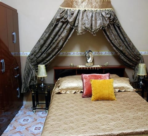 Standard Room, 1 Queen Bed, Smoking | In-room safe, blackout drapes, soundproofing, free WiFi