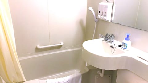 Combined shower/tub, deep soaking tub, free toiletries, hair dryer