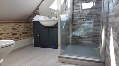 Suite (Jean Sebastien Bach) | Bathroom | Shower, free toiletries, hair dryer, towels