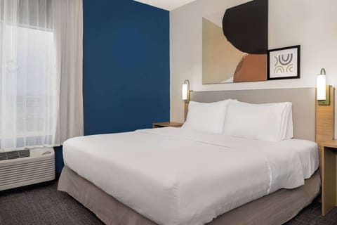 Premium bedding, desk, iron/ironing board, free WiFi