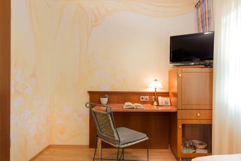 Business Single Room | Minibar, in-room safe, desk, laptop workspace