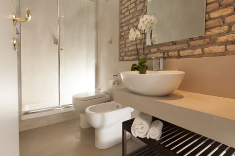 Superior Apartment, 3 Bedrooms | Bathroom | Shower, free toiletries, hair dryer, bidet