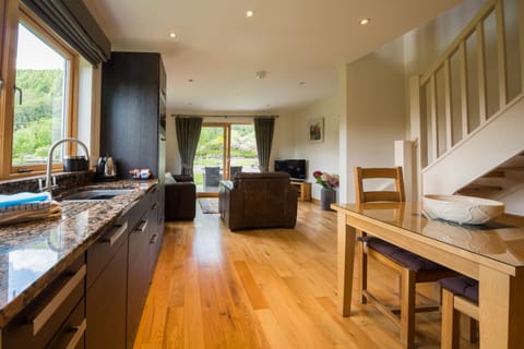 5  MAXWELLS | Private kitchen | Full-size fridge, microwave, oven, stovetop