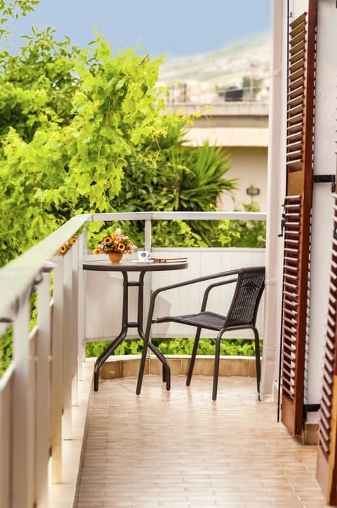 House, 3 Bedrooms | Balcony