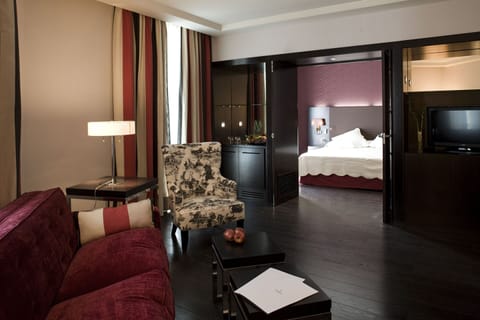 Junior Suite, 1 Bedroom | Premium bedding, minibar, in-room safe, desk