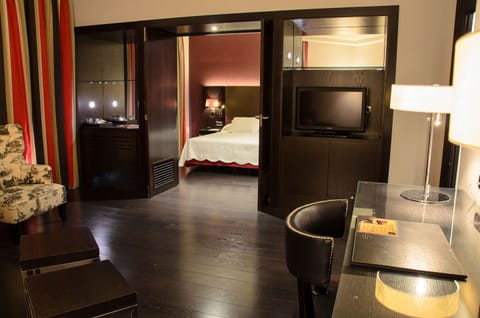 Junior Suite, 1 Bedroom | Premium bedding, minibar, in-room safe, desk