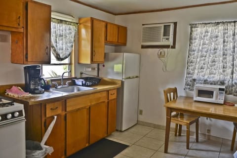 Standard Room, 1 Queen Bed, Non Smoking | Private kitchenette | Fridge, microwave, oven, stovetop