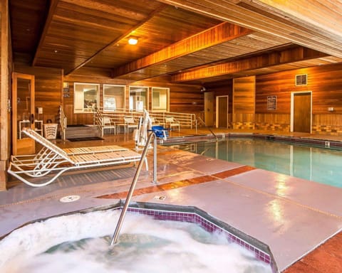 Indoor pool, sun loungers