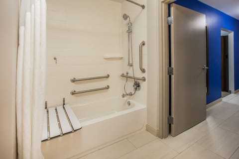 Standard Room, 1 King Bed, Accessible (Mobility, Roll-In Shower) | Bathroom | Combined shower/tub, deep soaking tub, hair dryer, towels