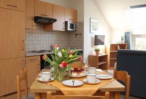 Apartment, 2 Bedrooms (Apt 6) | Private kitchen | Fridge, microwave, oven, stovetop