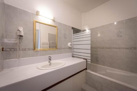 Superior Double Room | Bathroom | Deep soaking tub, rainfall showerhead, free toiletries, hair dryer