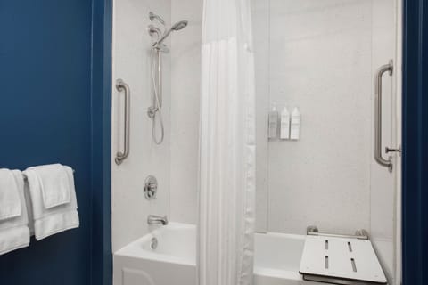 Room, 1 King Bed, Accessible, Bathtub (Mobility) | Bathroom | Combined shower/tub, hair dryer, towels