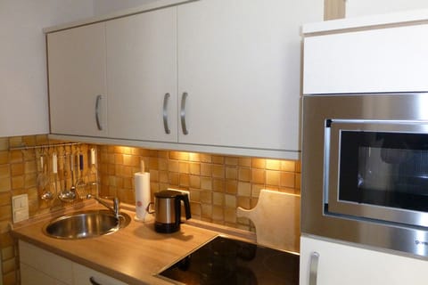Apartment, 2 Bedrooms | Private kitchen | Microwave, stovetop, dishwasher, electric kettle