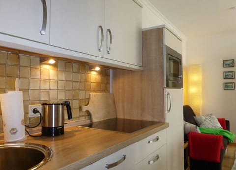 Apartment, 2 Bedrooms | Private kitchen | Microwave, stovetop, dishwasher, electric kettle