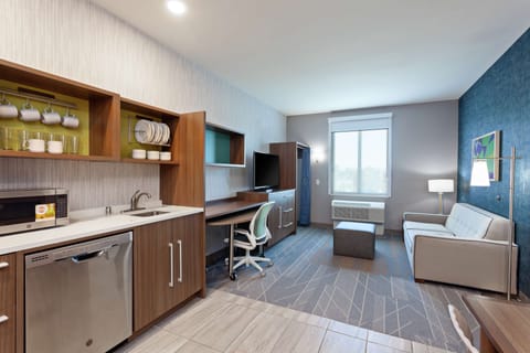 Studio Suite, 1 King Bed | In-room safe, desk, laptop workspace, blackout drapes