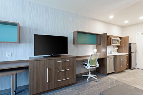 Studio Suite, 1 King Bed | In-room safe, desk, laptop workspace, blackout drapes