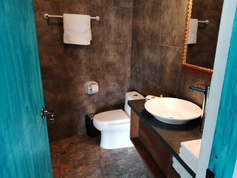 Family Bungalow | Bathroom | Shower, rainfall showerhead, free toiletries, towels