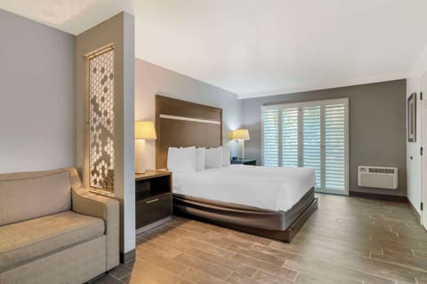 Hypo-allergenic bedding, in-room safe, desk, laptop workspace