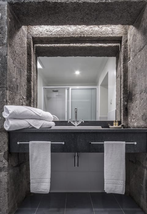 Suite, Balcony, City View (Orquidea) | Bathroom | Deep soaking tub, rainfall showerhead, free toiletries, hair dryer