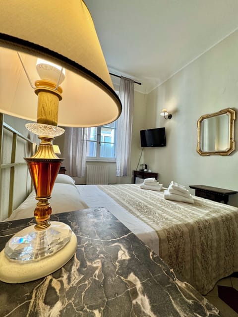 Double Room, Private Bathroom (External) | Premium bedding, down comforters, individually decorated, desk