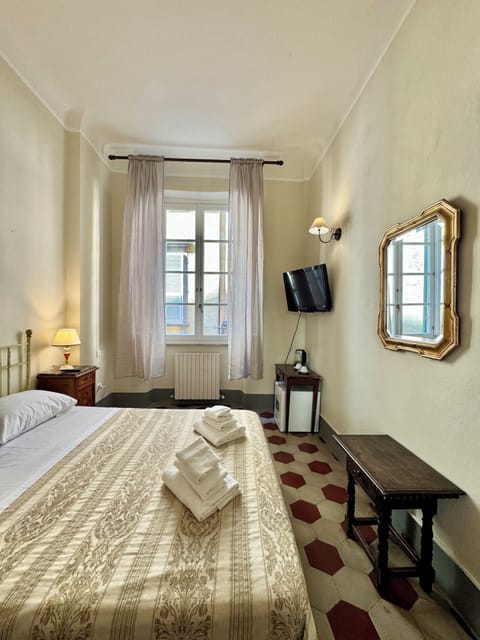 Double Room, Private Bathroom (External) | Premium bedding, down comforters, individually decorated, desk